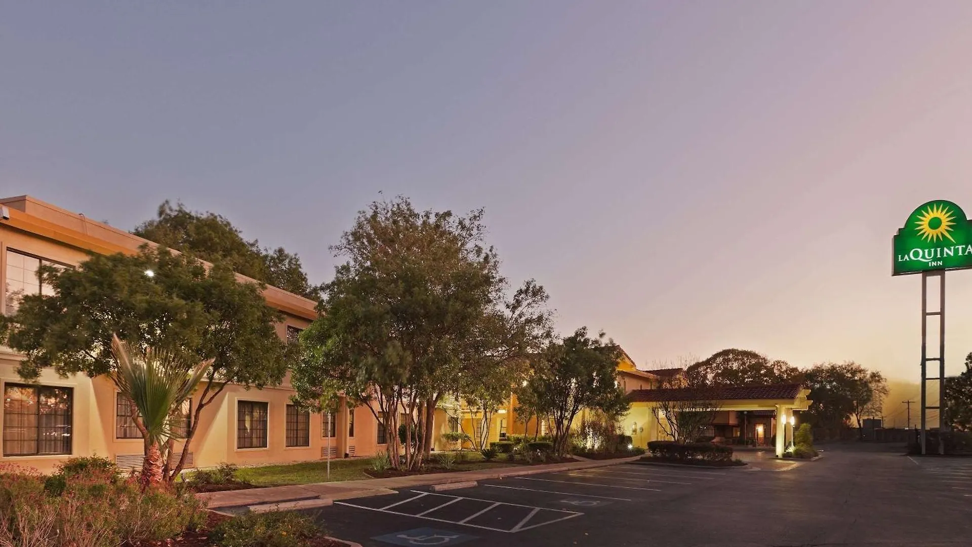 10 Cheap Hotels Near Austin Museum of Art Worth Booking