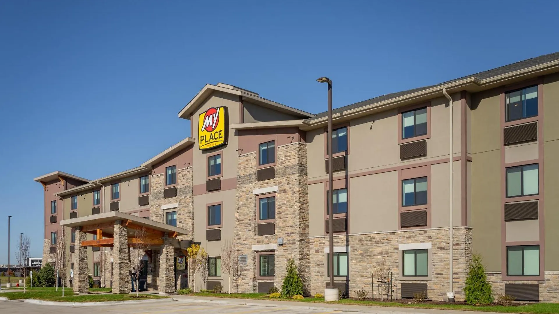 4 Hotels Near QCCA Expo Center for Easy Rock Island Access