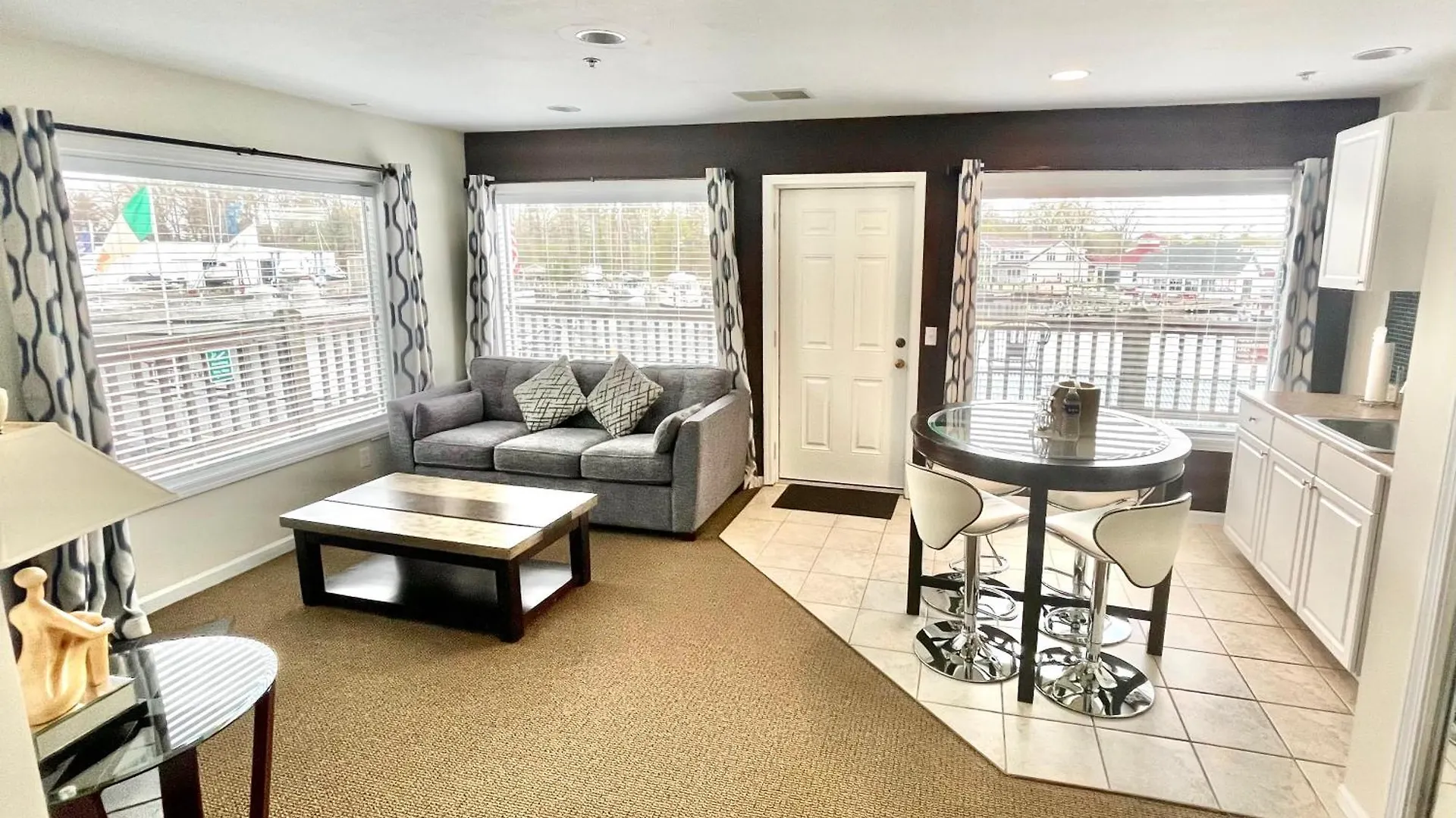 4 Smart Couples Hotels Near Van Buren State Park Worth Booking