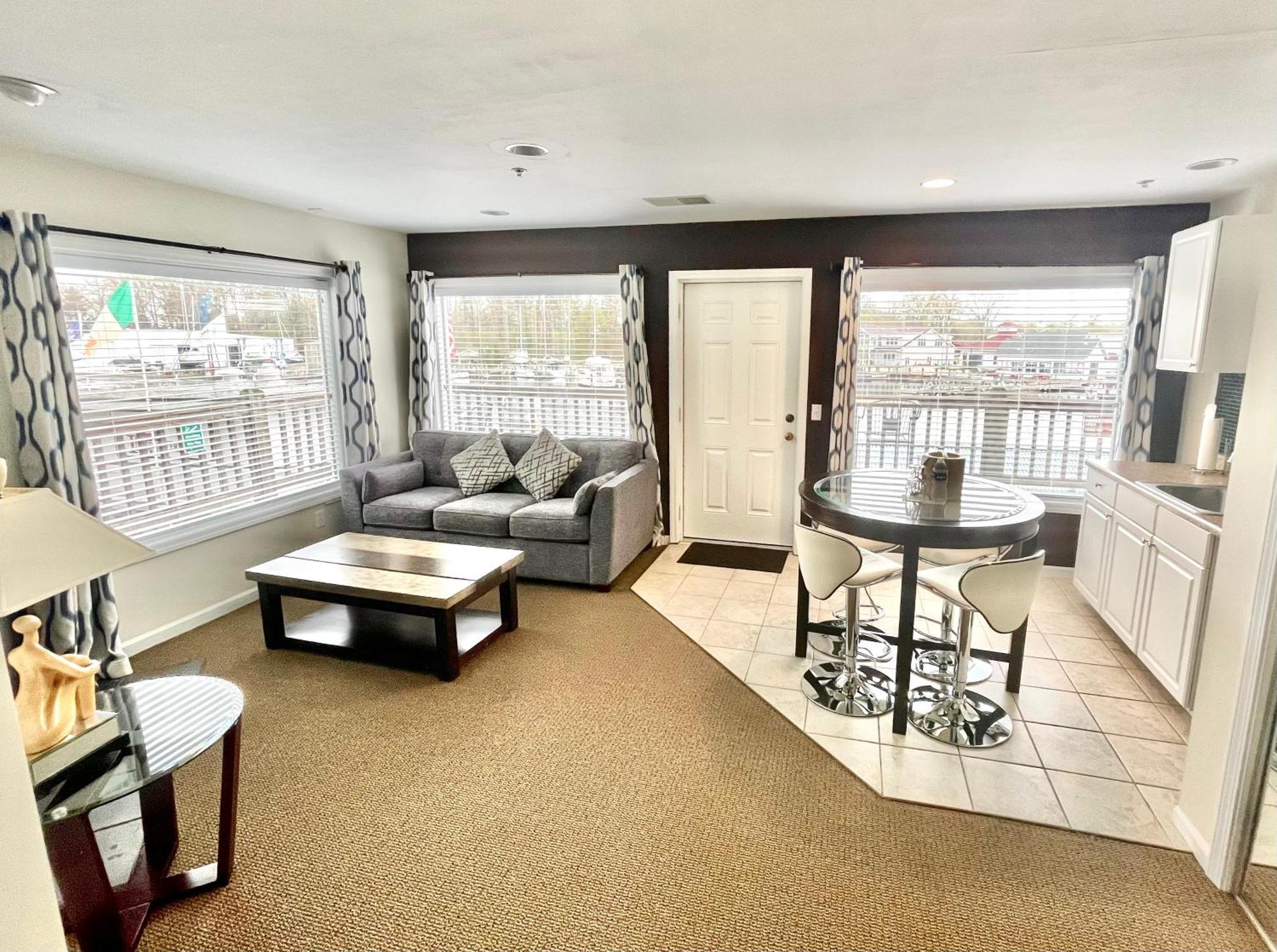 4 Smart Couples Hotels Near Van Buren State Park Worth Booking